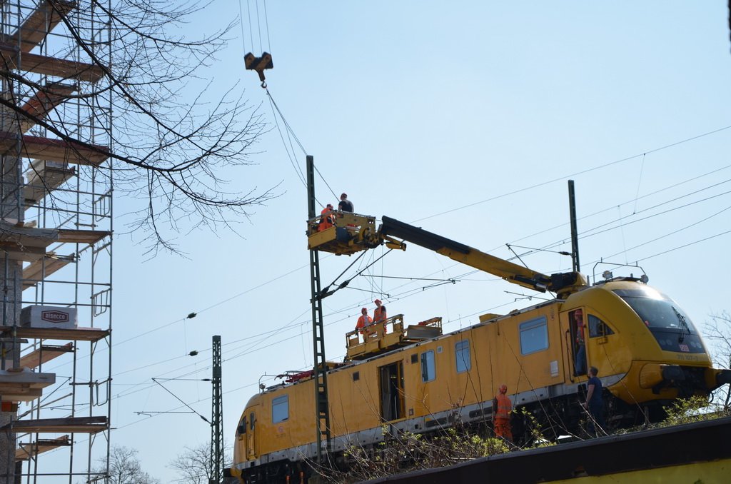 Einsatz BF Koeln Kran beruehrt Oberleitung DB Koeln Gremberg Taunusstr P110.JPG